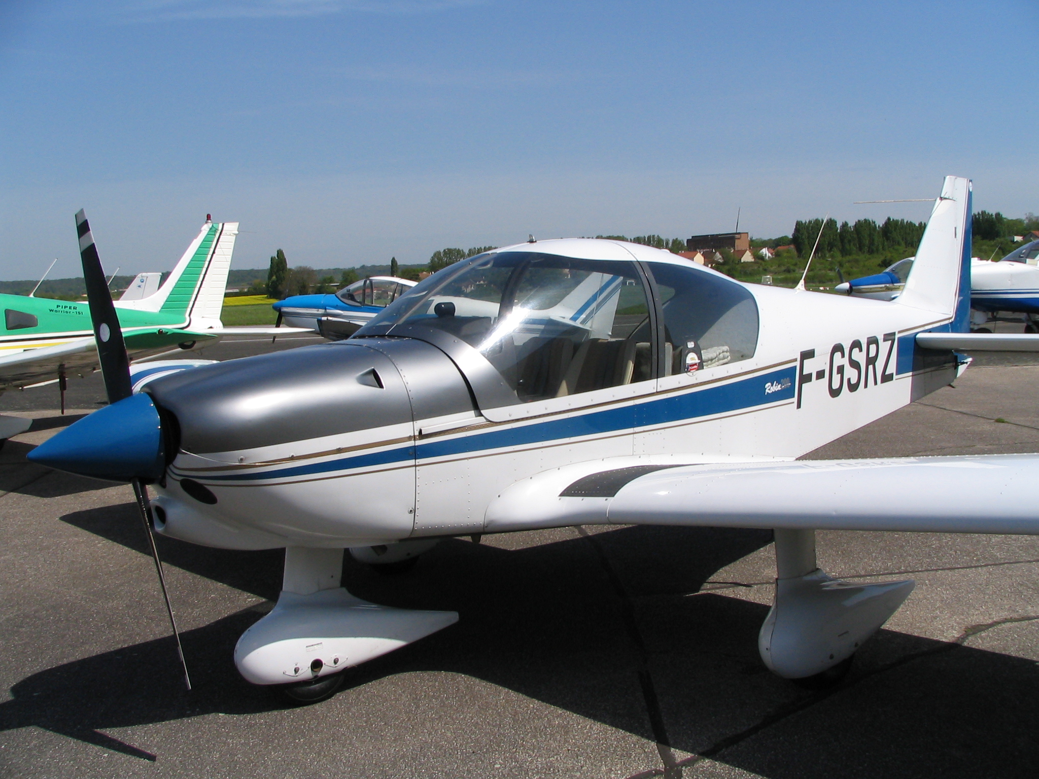 Cessna 172N avec bande orange/marron